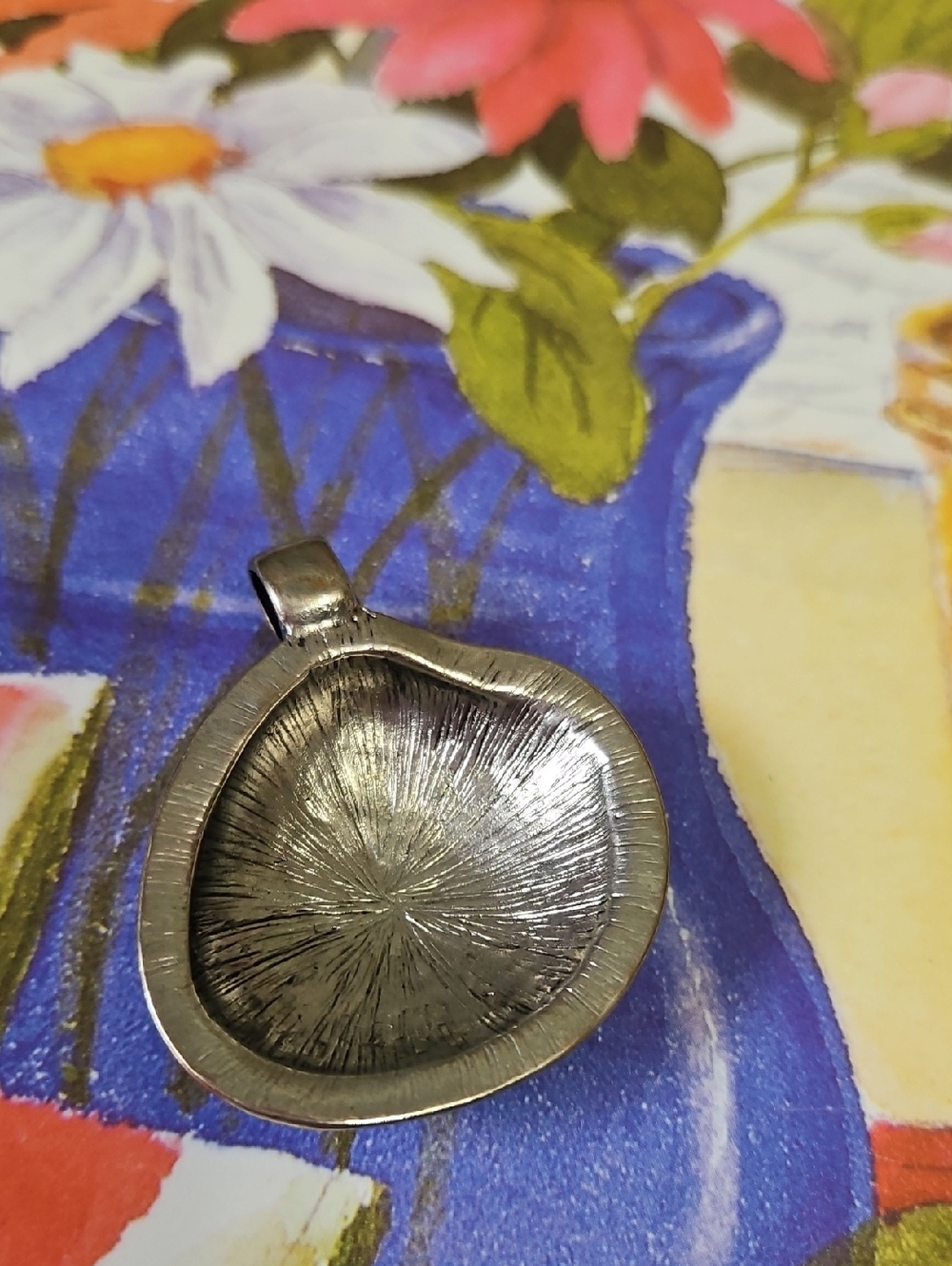 Clam SHELL Shape Pendant Silver Tone 1.5"x2" Nice W Silver Chain - Picture 2 of 3